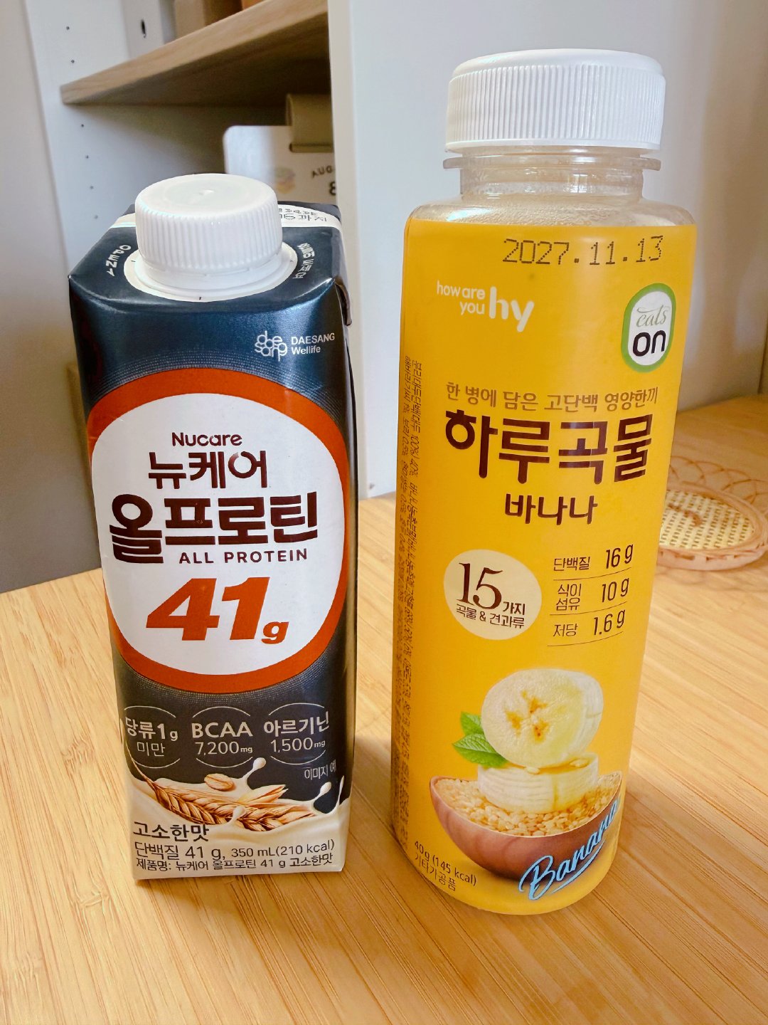 最近找到的减肥组合，用左边的蛋白饮冲右边的代餐，355卡就可以摄取56克蛋白质，