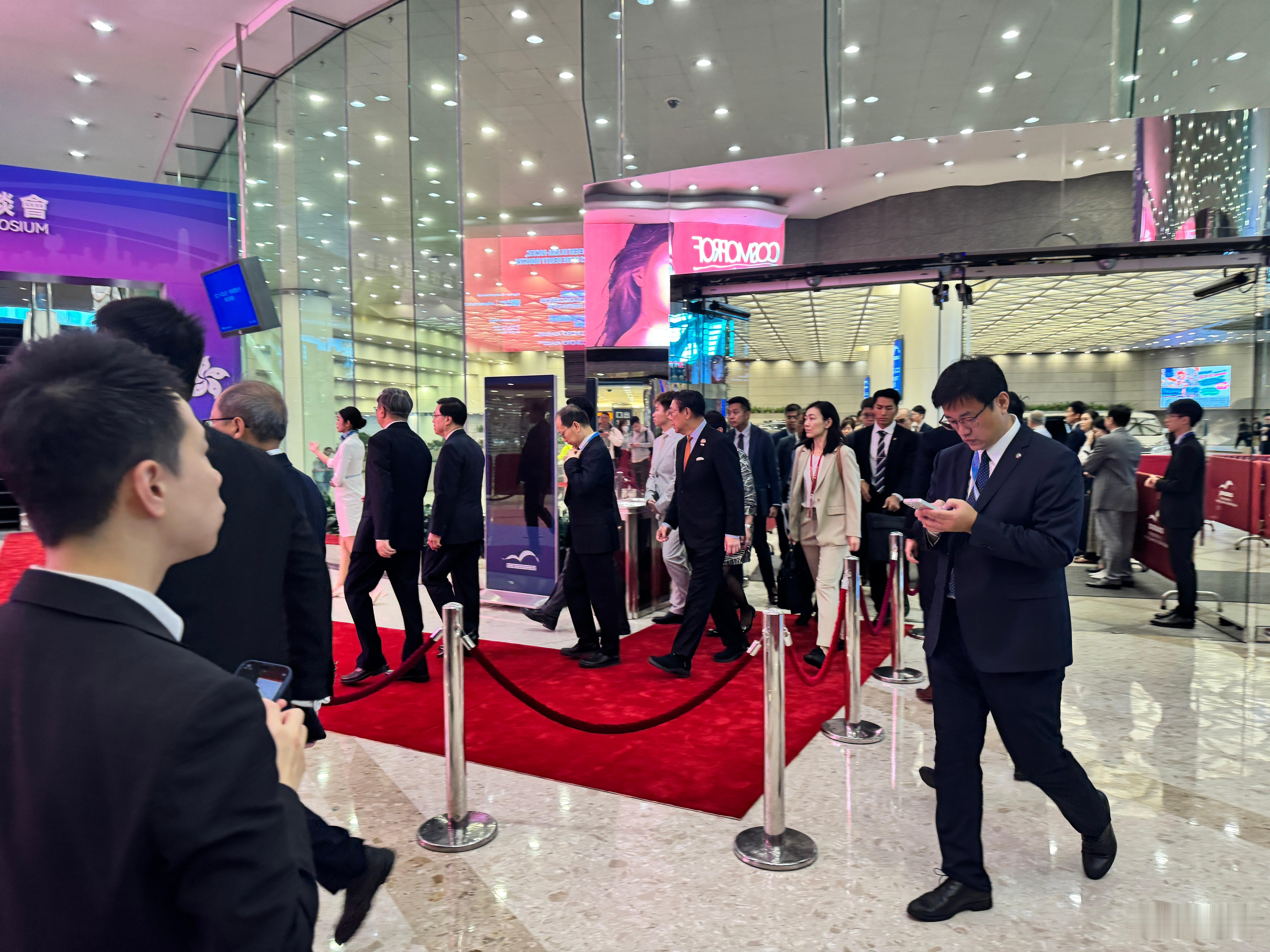 香港行政长官李家超抵开幕式现场 选择东城，与历史对话，与未来同行