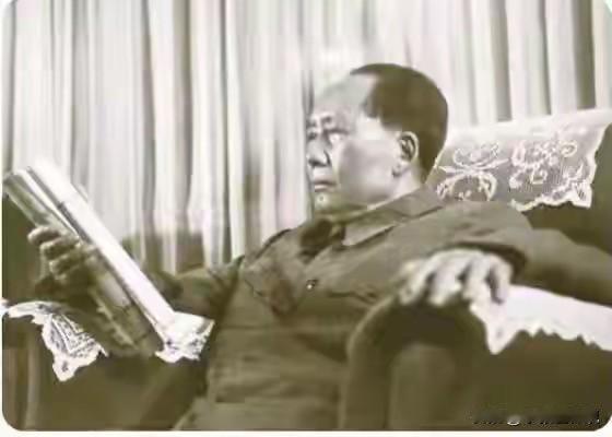 1948年，毛主席前往西柏坡路上，遇到一个病重的小女孩，准备把留给自己保命的盘尼