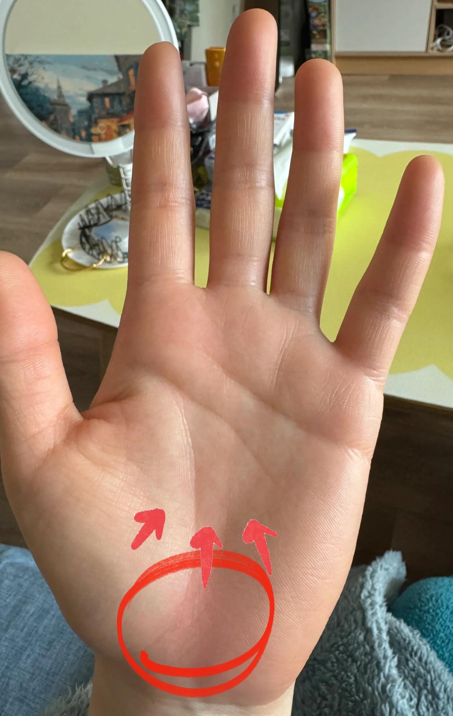 发现了一个30秒缓解痛经的穴位❗ ​​​