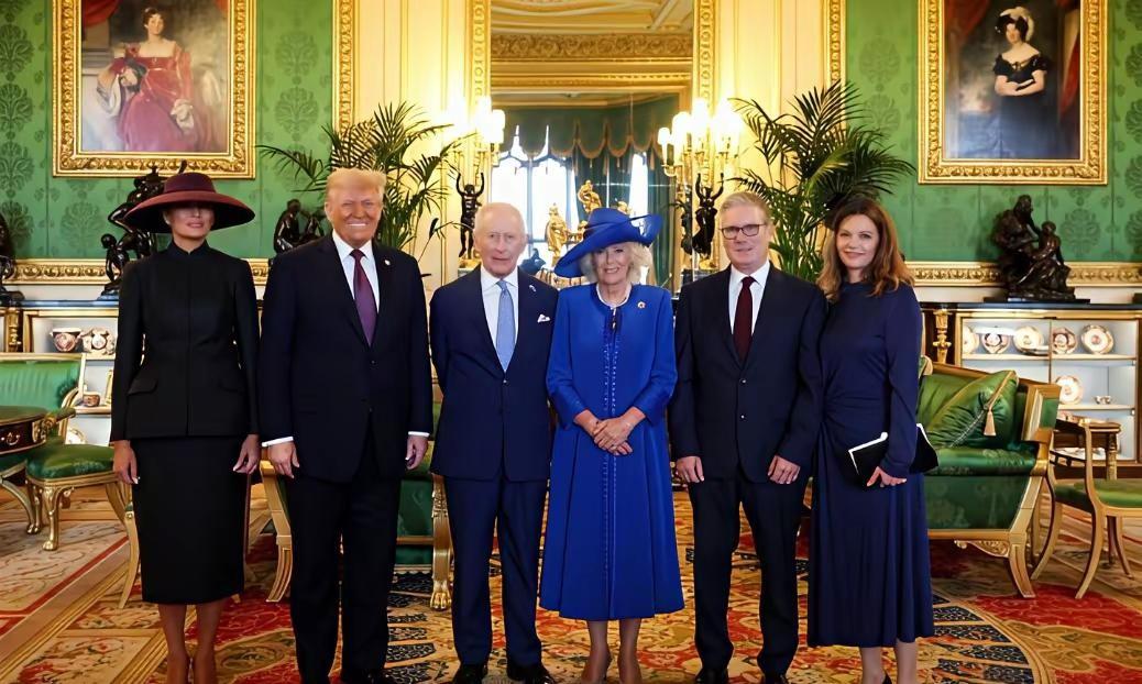 特朗普访问英国时心情大好，全程笑容抢镜，一口白牙格外显眼。夫人梅拉尼娅却明显不在