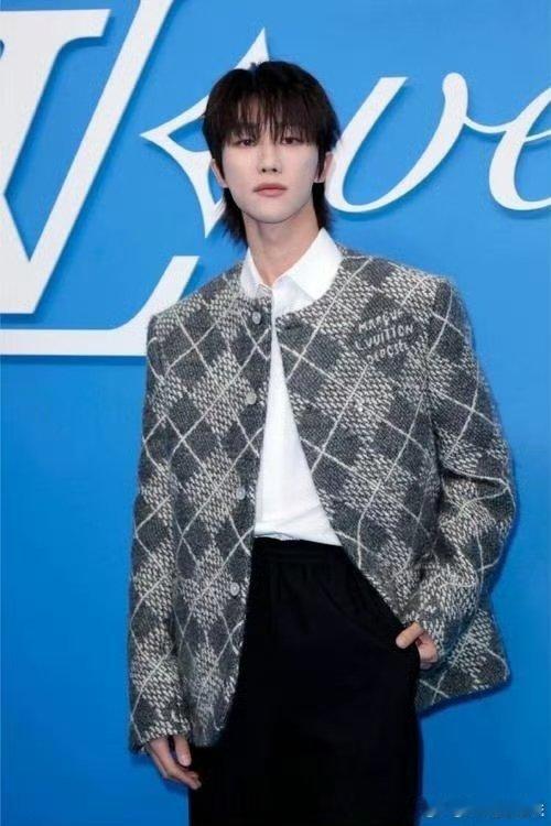 巴黎街头偶遇徐明浩 徐明浩在巴黎街头被网友偶遇，双重帽子叠戴裹得严严实实，作为L