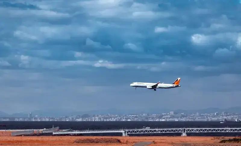 刚刚看到一名赴日旅游的中国籍男子在日本关西机场航站楼坠落身亡的消息，心里很惊讶，