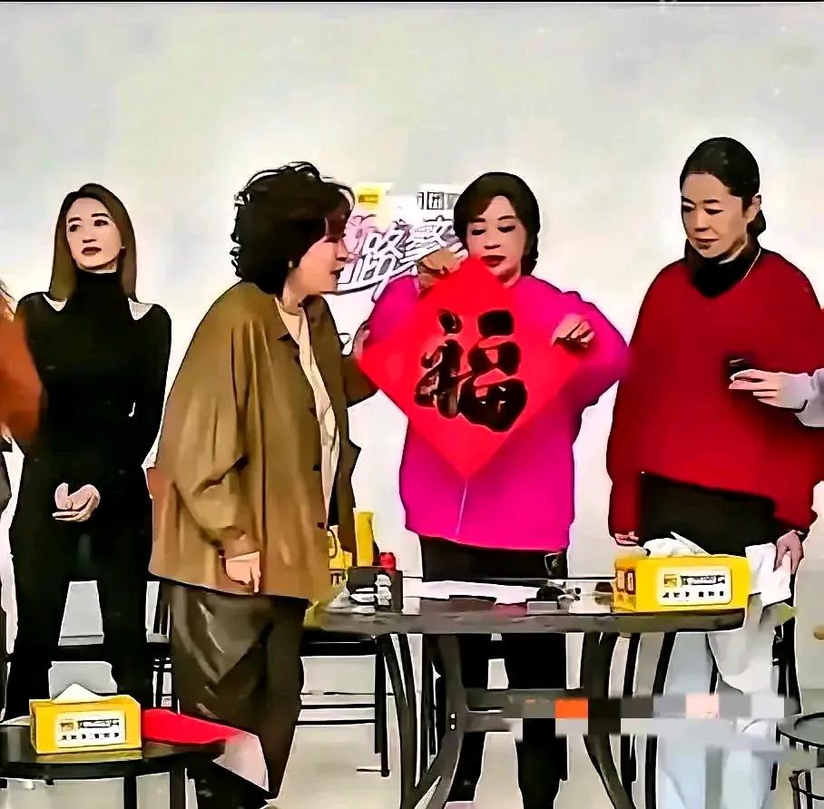 刘晓庆投入展示自己的得意之作，看李小冉，倪萍，向太的表情态度，原来刘晓庆时时刻刻