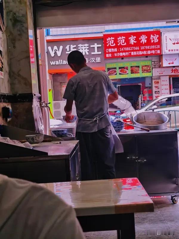 男孩打车担心车费不够 司机暖心安慰 贵州遵义发生了一件特别暖心的事儿，一个小男孩