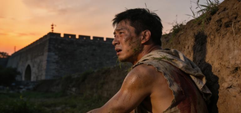 袁天罡路过破庙，见一乞丐睡姿如虎，眉间有赤光闪烁，他骇然失色，断言：此人若不出意