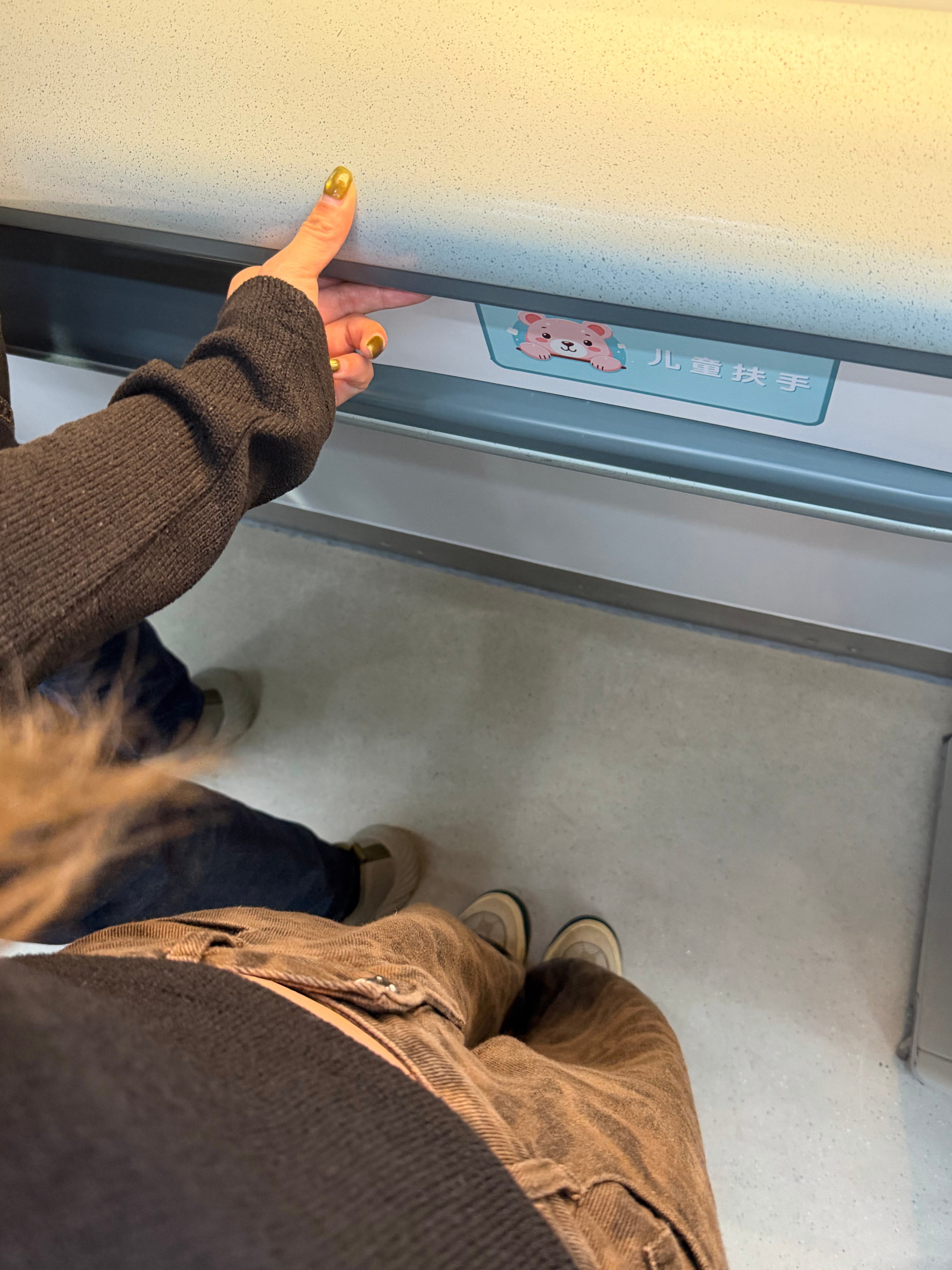 儿童扶手，扶好了思想的与时俱进就在这些细枝末节上给江北机场点赞，少有照顾到儿童出
