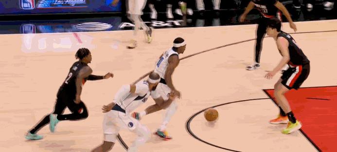 好的，这是为您生成的微头条内容：
一个中国中锋，在NBA的禁区里，每晚要送出3.