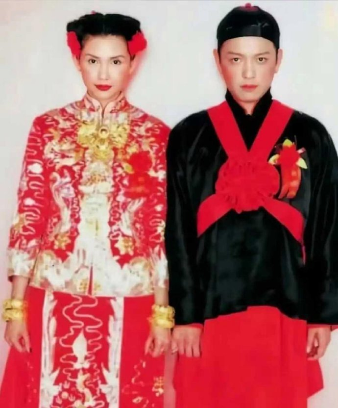 邱淑贞中式结婚照邱淑贞的结婚照邱淑贞中式结婚照。好有个性 