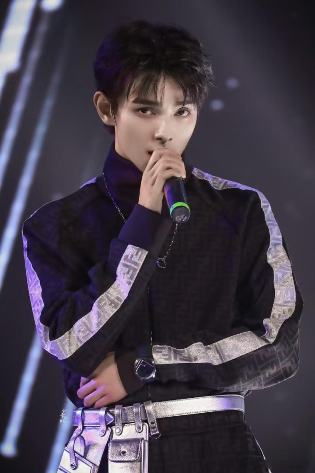 何昶希[超话]  💜  金纺香氛大使何昶希 希希考古帖之第x弹（不知道多少弹了