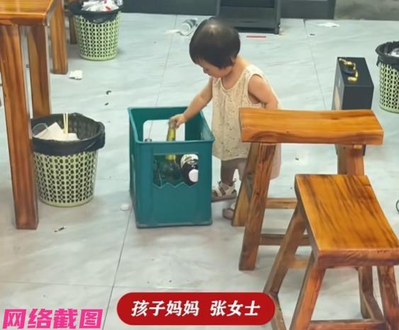 安徽亳州有家小餐馆忙碌一天，直到夜里十一点多，客人散尽，老板没想到自己才一岁多的