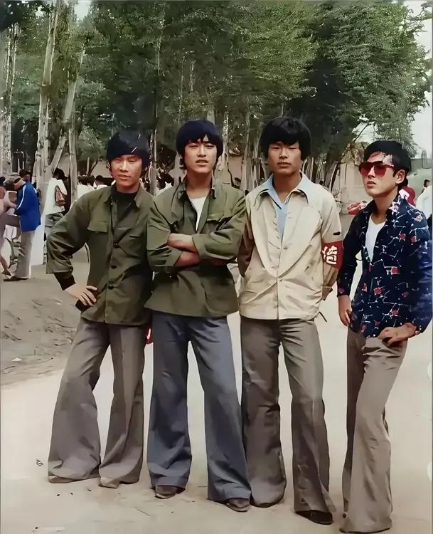 长头发，有的还烫成卷发，花衬衫，绿军装，蛤蟆镜，三接头皮鞋，还要钉上鞋掌子，喇叭