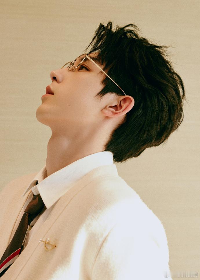 未修状态下的他五官立体精致，皮肤细腻到让人羡慕，建模脸名不虚传，戴上眼镜后高智感