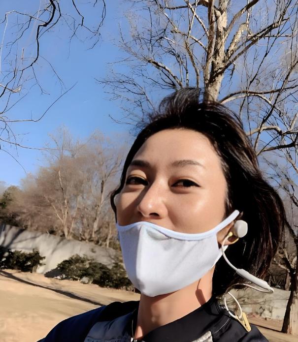 日本女演员松峰莉璃，因饰演《伪装者》中的南田洋子一角走红，却也因此在日本被骂“叛