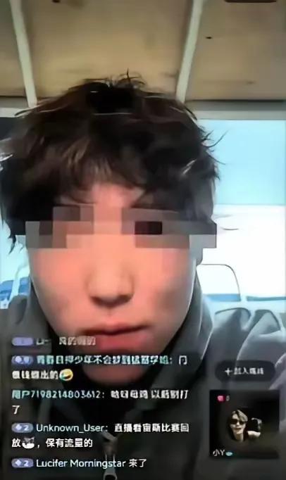 或许此时此刻，心中有多难过也只有他知道吧
那个被学校开除的大学生，男朋友也是开启