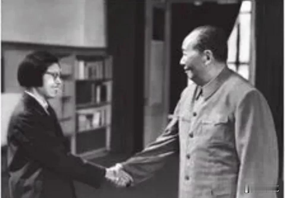 1970 年，会见外宾后，王海容对毛泽东说没和主席的握手照，想握一次，毛主席欣然