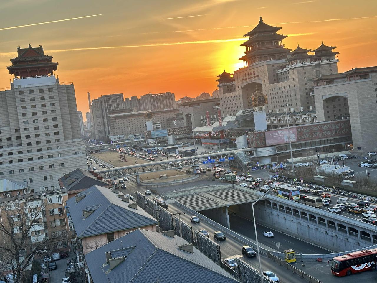 今天有个话题特别火，就是明明有很多高铁，为何很多人还是非要去坐拥挤的绿皮车？这些