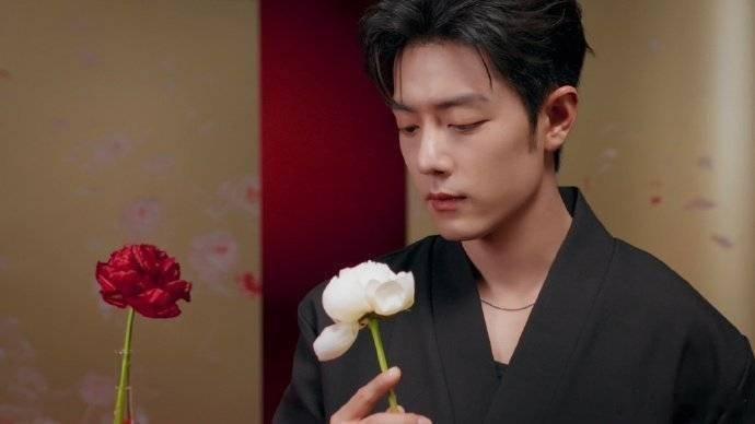 肖战手拿芍药他真的很适合这种温柔儒雅的风格，一整个让人看了就挪不开眼。肖战中式儒