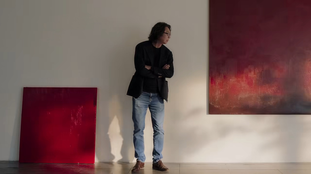 与追觅一起敢梦敢为 指尖悬停在未完成的手作设计稿上方，铅笔灰在纸面洇开一小片朦胧