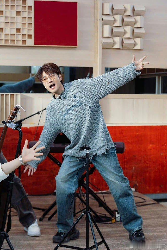 陈小春你也快爱上王铮亮了陈小春认证王铮亮弹琴性感，这评价够绝。模仿名场面更是逗趣