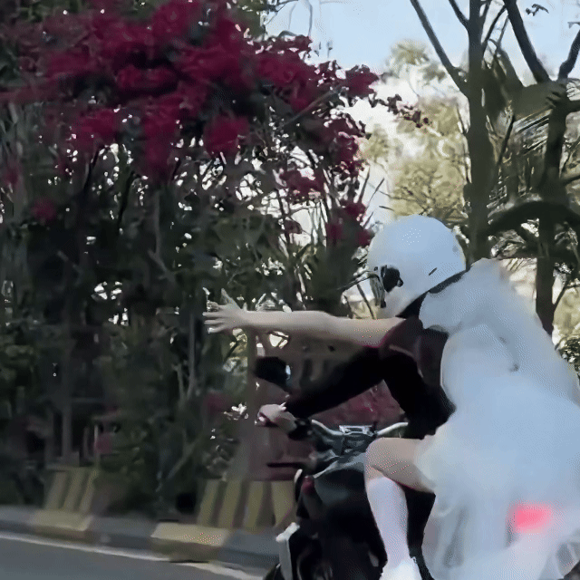 果然娶到心爱的女孩就像打了胜仗靳朝娶到姜暮，那股胜利者的嘚瑟劲儿藏不住！看她时嘴