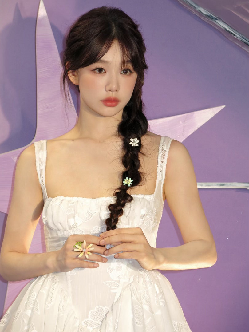 徐梦洁梦幻仙女看得出她是公主～徐梦洁白色吊带蓬蓬裙清甜又软萌笑得好甜美，好喜欢好