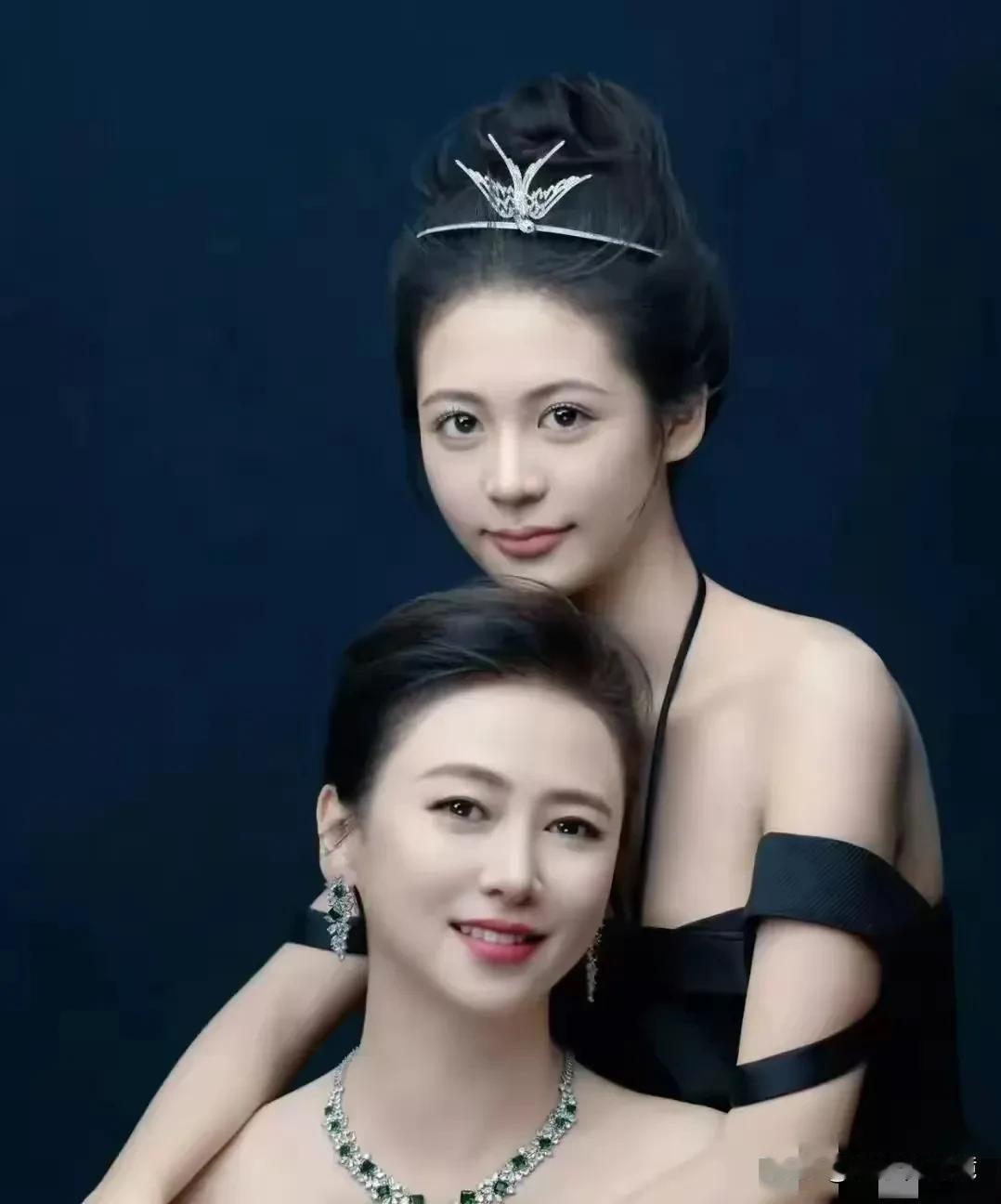 翁虹母女和李湘母女的对比，谁看起来更顺眼一些？
从照片上看，无论是颜值还是气质，