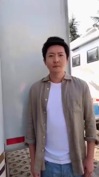 大家好，我是行为艺术家郭京飞。我要在一秒钟之内表现人生的起起伏伏、波澜壮阔。