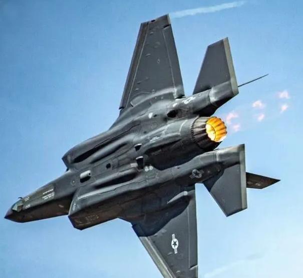 五角大楼前脚刚说F35“安全降落”，美军支奴干直升机后脚就在沙特疯狂盘旋，或许连