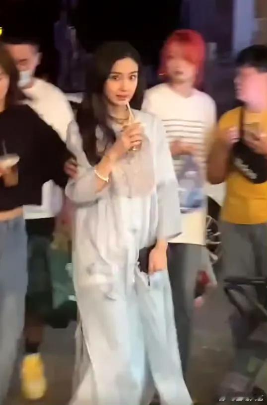 到现在还有人在背刺杨颖，先是“丽江偶遇Angelababy ​​”的词条无缘无故