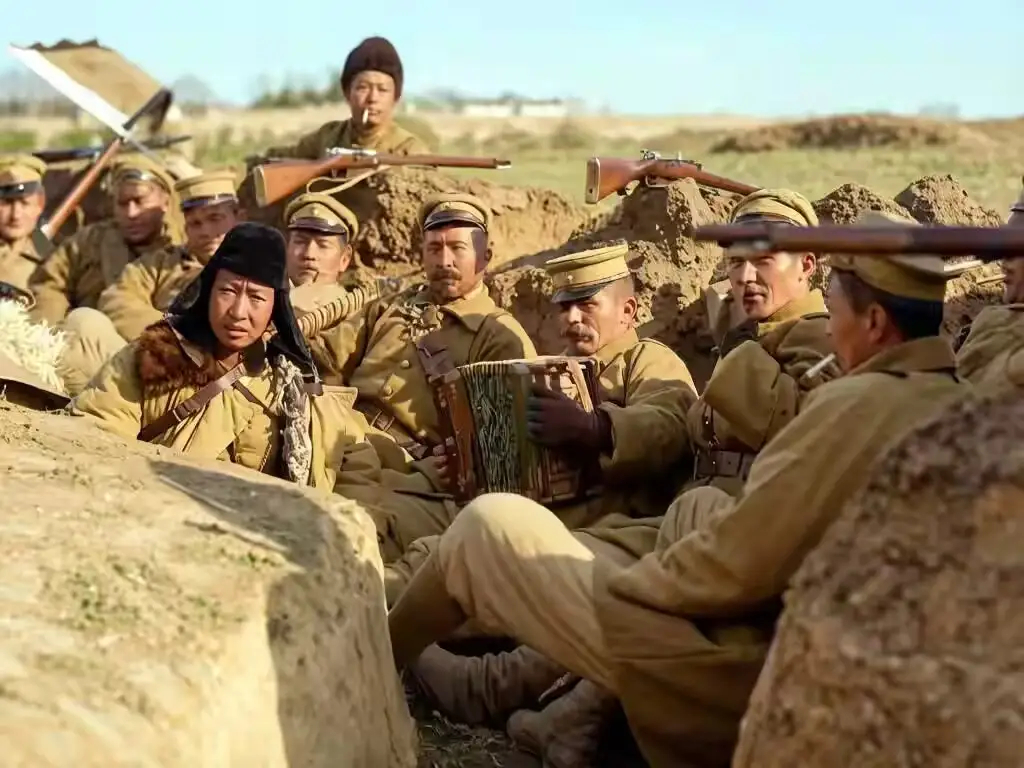 1924年，张宗昌部下和几名白俄雇佣兵躲在战壕里，休憩聊天着 