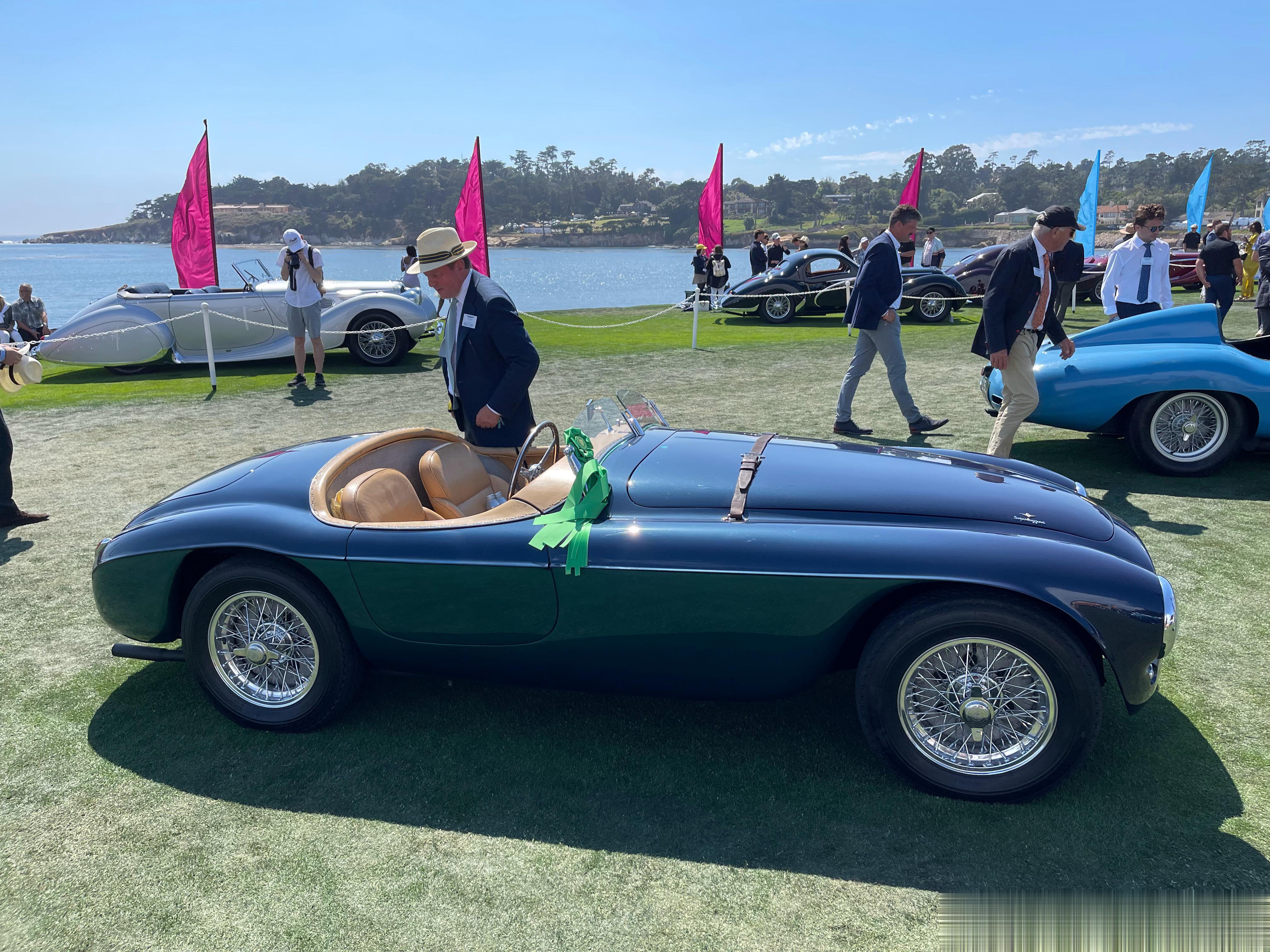 一名老大爷正在擦拭他的166 MM 0064 M，曾经是菲亚特掌门人Gianni