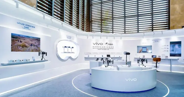 大模型狂热两年后，vivo 决定帮 AI 走出“暗室”