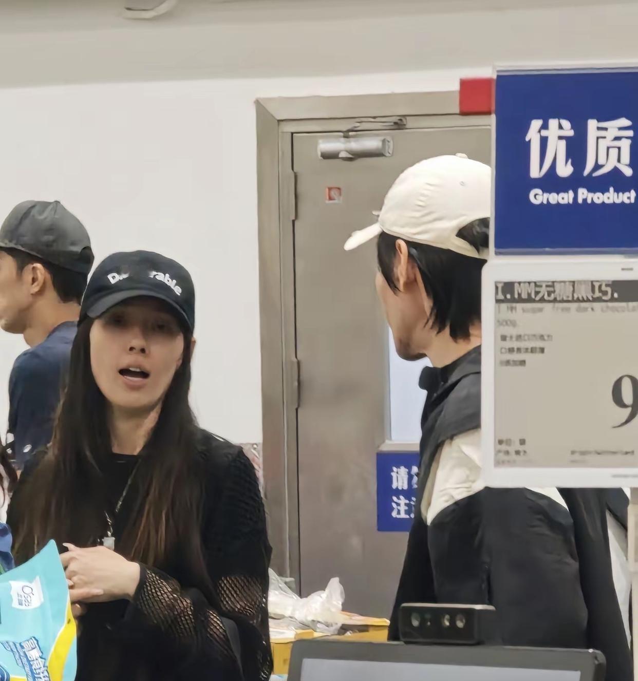 网友偶遇郭碧婷和向佐一起逛超市。私下里的郭碧婷依旧十分低调，脸上没有明显的妆容，