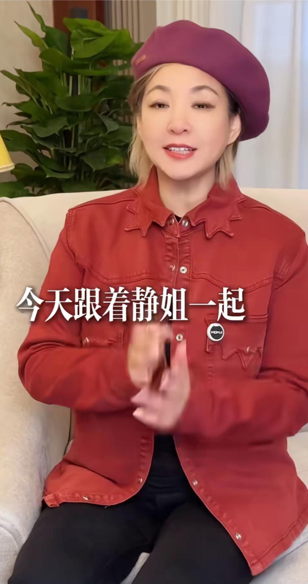 54岁的李静瘦了55斤后，变漂亮了，年轻了。
她的减肥方式很健康，主要是以清淡饮