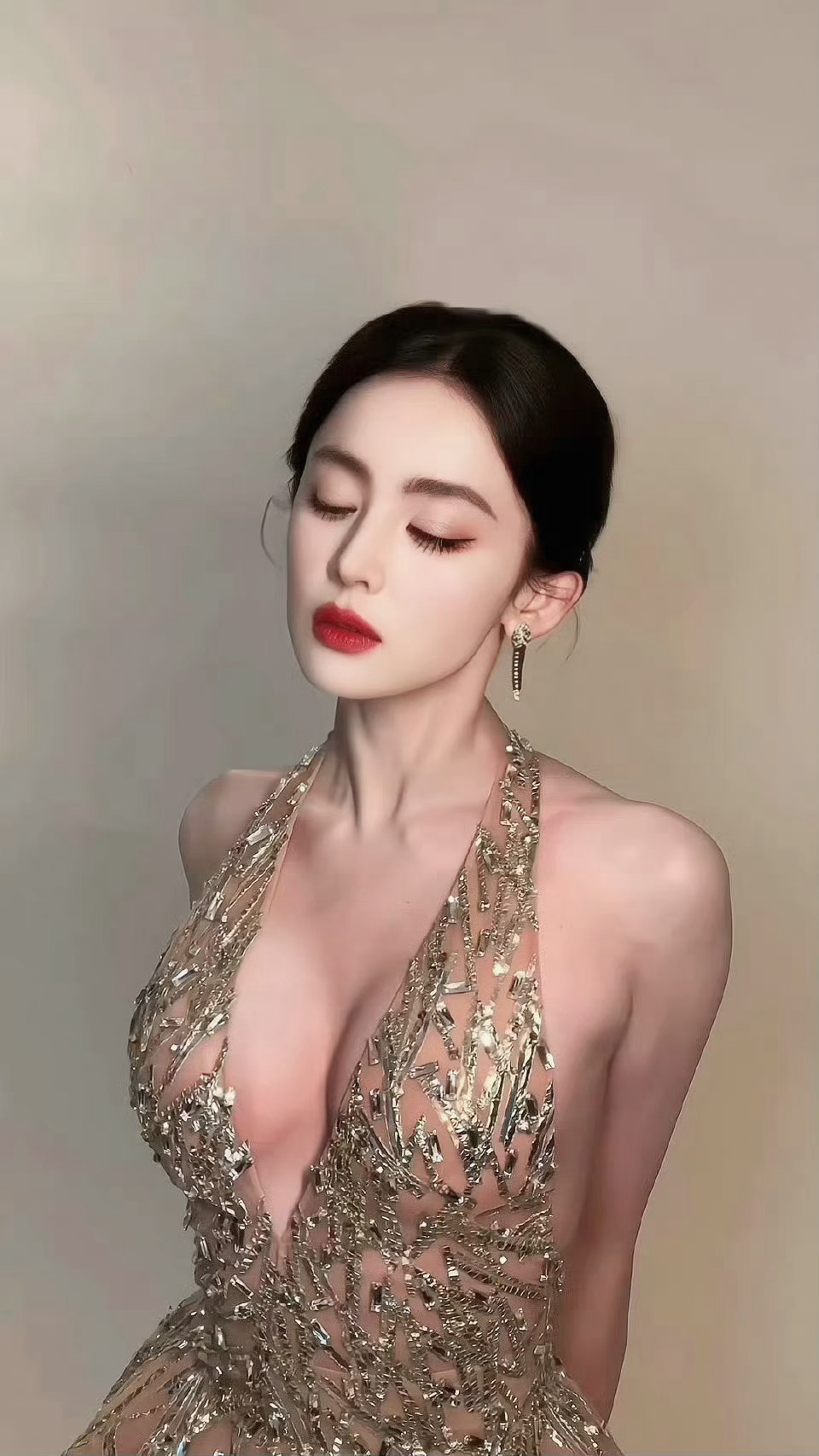 娜扎✨～深V礼服身材太惹人羡[哇] ​​​
