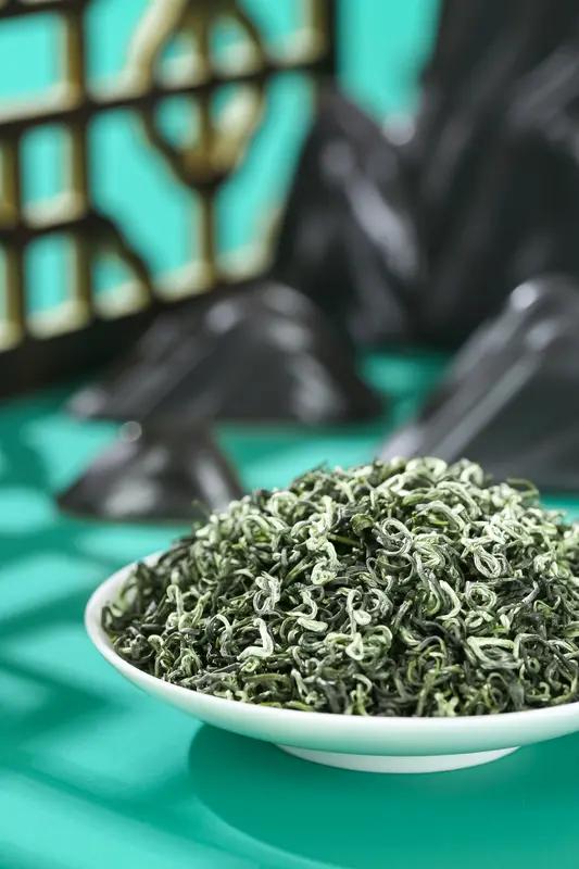 【三十岁的男人，是温润的碧螺春茶，褪去了年少的浮躁，却依旧保留着本身的清香，更添