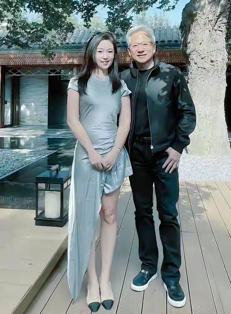 世界首富黄仁勋，我认识，旁边的美女是谁呀？长发飘飘，气质不凡。