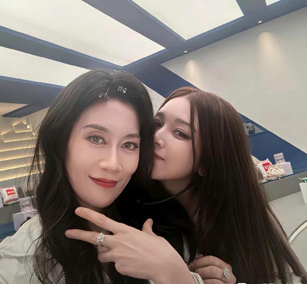 阚清子还是太有钱，她直接给每一个队员做了五星团戒。 