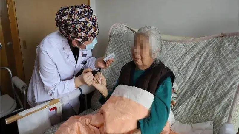 真正体会过照顾一个连最基本生活自理都无法完成的老人，那种经历远非言语能描述。面对