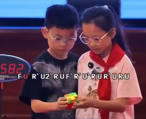 【来自中国的两名儿童在双人魔方解法项目中创下了世界纪录，仅用时8.57秒完成了拼