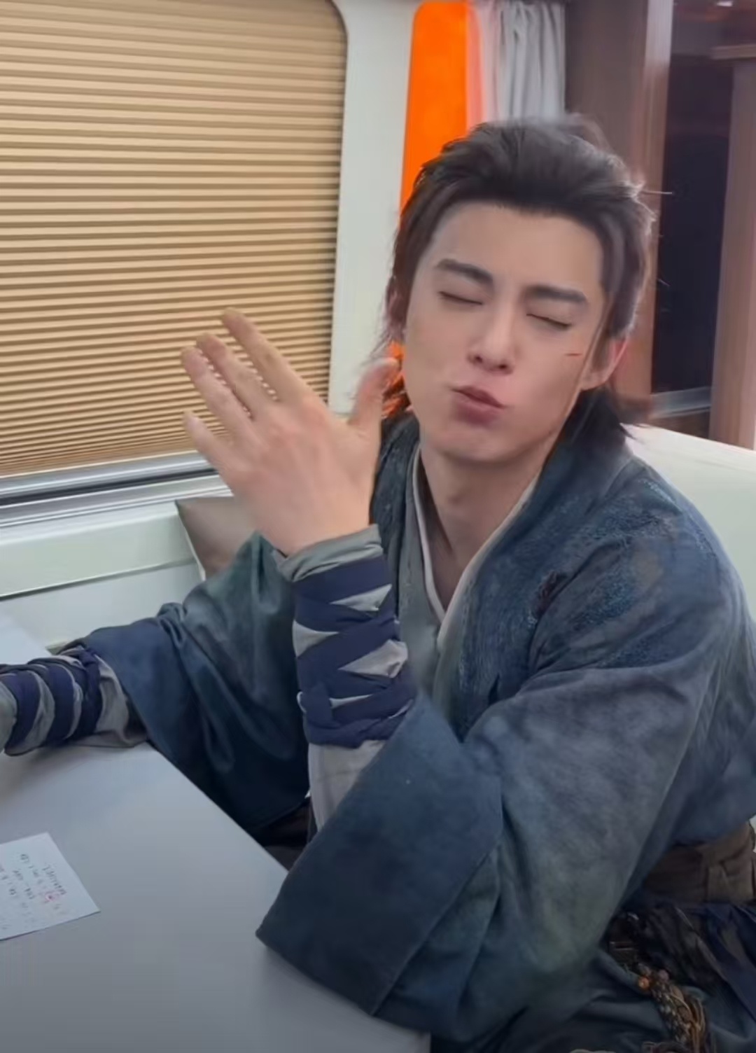 王鹤棣cos韩国霸总别人吃播靠美食，王鹤棣靠整活！瞬间切换韩国霸总人设，品尝美食