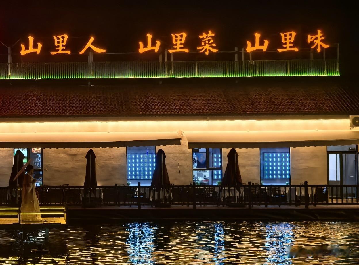 110平米的理发店，以前房租是每年8万元，现在21万。“没法干了”，小托尼恨恨地