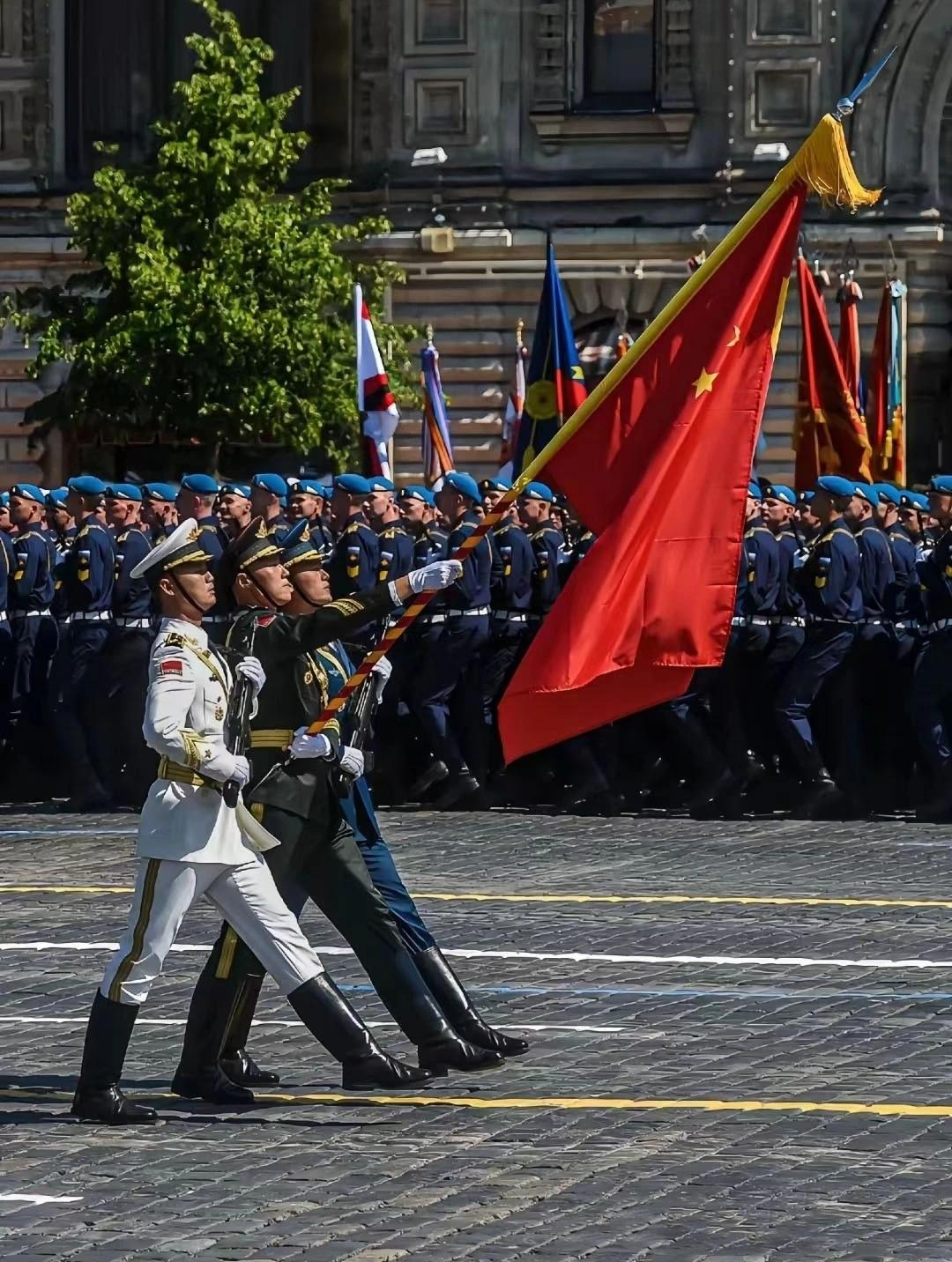 白俄罗斯阅兵场上，中国三军仪仗队一出场就令全场沸腾，令人激动的还有红旗阅兵车！