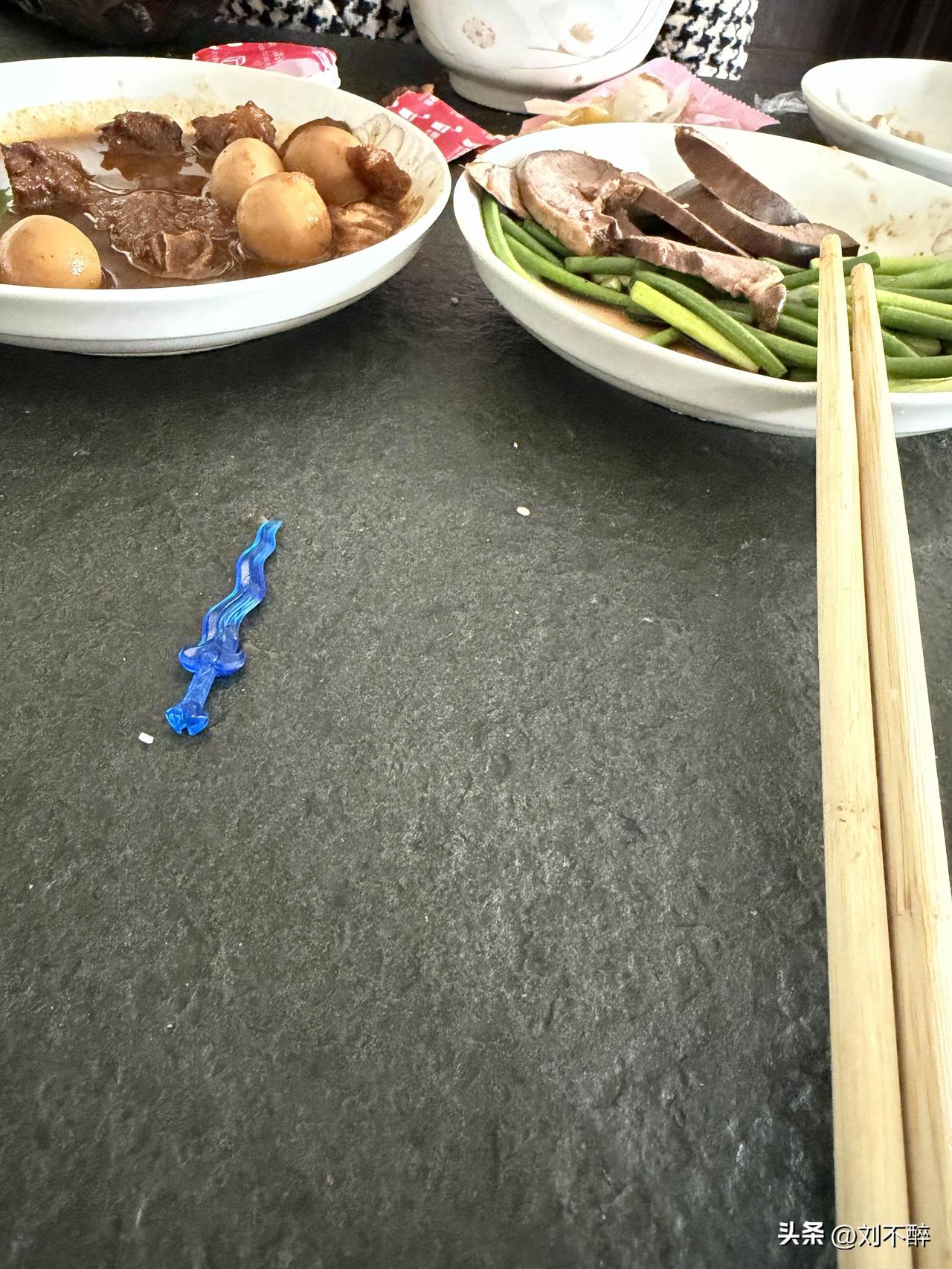 不敢吃太多酒，
有点意思就可以了！
下午还有两个重要任务，
一是接送宝贝孙子上下