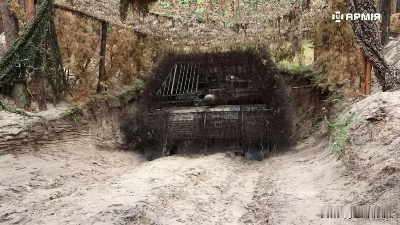 乌克兰武装部队第225独立突击团的坦克兵已接收了原澳大利亚的M1A1 AIM艾布