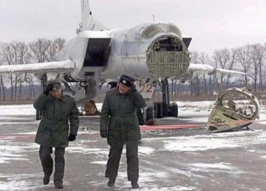 苏联机组人员与根据削减战略武器条约被销毁的前 Tu-22M轰炸机 合影。