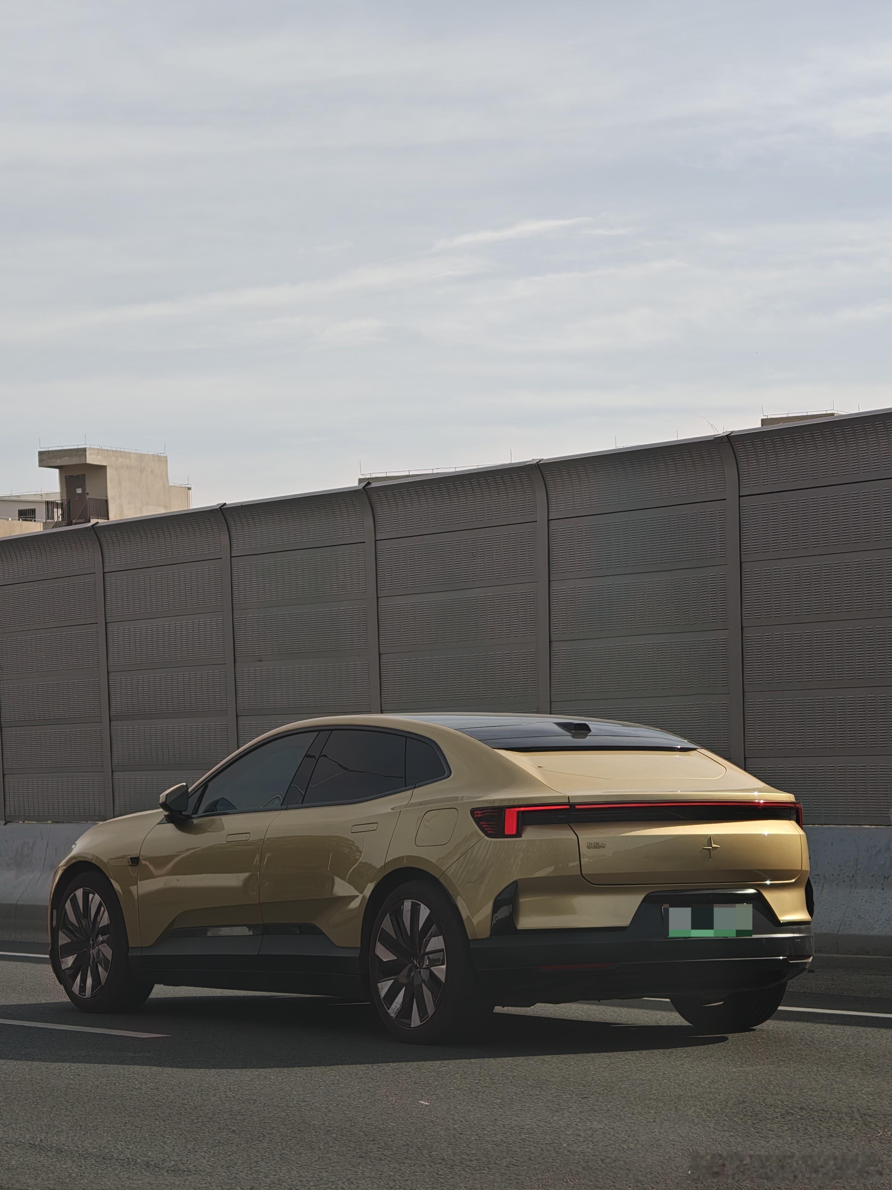 在路上偶遇了一辆极星4，还是少见的瑞典金之前看网图，我总觉得这个颜色会太 “土豪