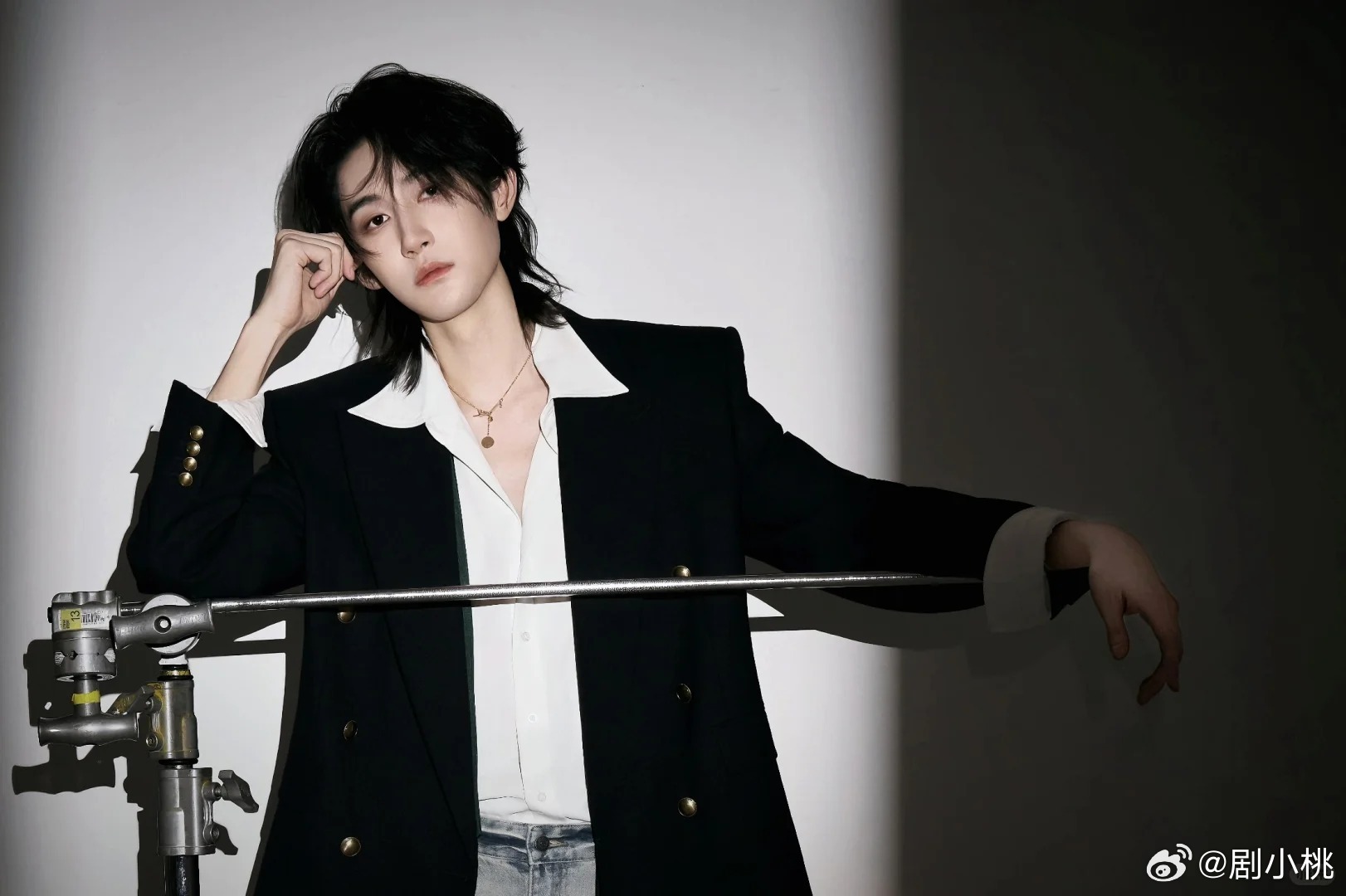 汪铎祝绪丹在这拍恋综呢周五晚高疯 祝绪丹红毯直接嗨到飞起🎉，汪铎在旁边比她还激