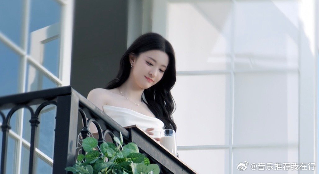 王楚然大气东方美 被王楚然的新视频美到了！这种大气舒展的东方容貌，底气全在气血充